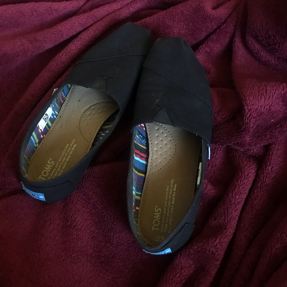 All black Toms